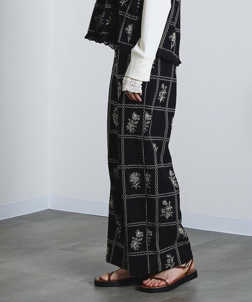 ROSE BUD（ローズバッド）の「(mag.by c)EMBROIDERY PANTS（その他パンツ・レディース・オフホワイト/ブラック・S/M）」の17枚目の写真