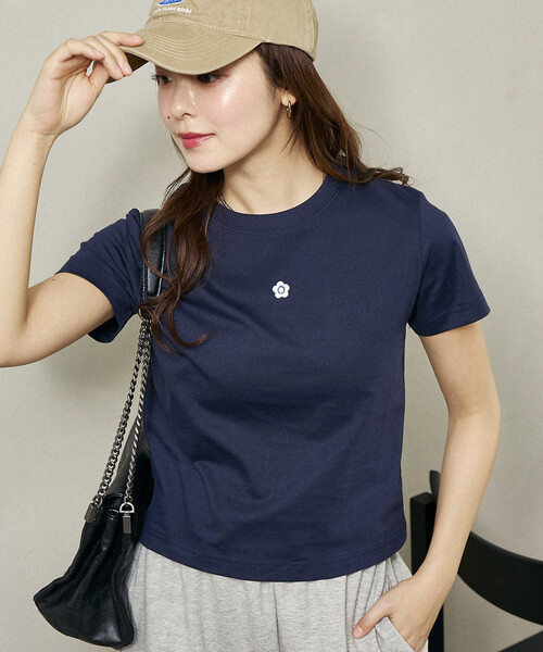 MARY QUANT（マリークワント）の「MARY QUANT × PUBLUX/マリークワント ワンポイント 刺繍 ロゴTシャツ　限定展開（Tシャツ/カットソー・レディース・ブラウン/レッド/オフホワイト/チャコールグレー/ネイビー/ブラック/その他・ﾌﾘ-）」の5枚目の写真