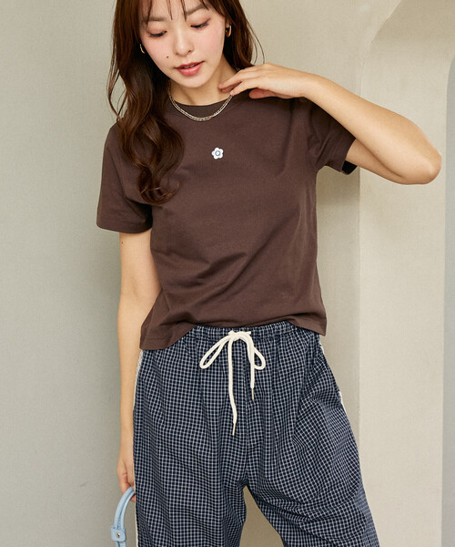 MARY QUANT(マリークワント)の「MARY QUANT × PUBLUX/マリークワント ワンポイント 刺繍 ロゴTシャツ 限定展開(Tシャツ/カットソー・レディース・ブラウン/レッド/オフホワイト/チャコールグレー/ネイビー/ブラック/その他・フリ-)」の16枚目の写真