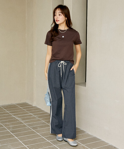MARY QUANT(マリークワント)の「MARY QUANT × PUBLUX/マリークワント ワンポイント 刺繍 ロゴTシャツ 限定展開(Tシャツ/カットソー・レディース・ブラウン/レッド/オフホワイト/チャコールグレー/ネイビー/ブラック/その他・フリ-)」の18枚目の写真