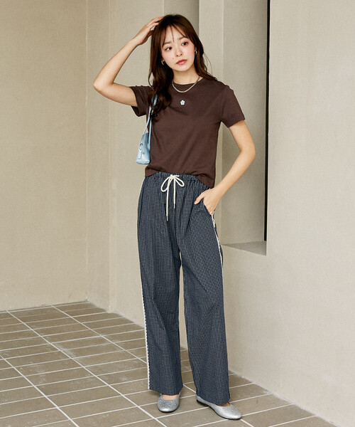 MARY QUANT(マリークワント)の「MARY QUANT × PUBLUX/マリークワント ワンポイント 刺繍 ロゴTシャツ 限定展開(Tシャツ/カットソー・レディース・ブラウン/レッド/オフホワイト/チャコールグレー/ネイビー/ブラック/その他・フリ-)」の21枚目の写真