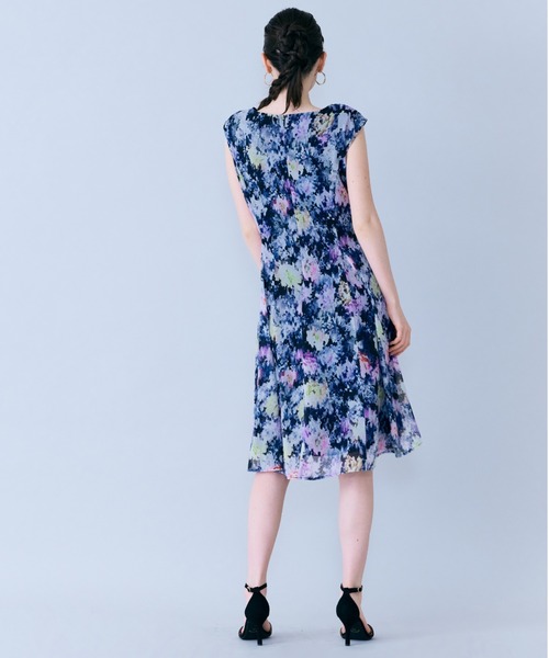 Audie a Muses(オーディアミューズ)の「モザイクフラワープリントワンピース(ワンピース・レディース・ベージュ/ネイビー・38/42)」の17枚目の写真