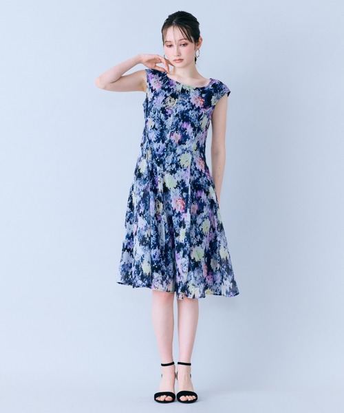 Audie a Muses(オーディアミューズ)の「モザイクフラワープリントワンピース(ワンピース・レディース・ベージュ/ネイビー・38/42)」の13枚目の写真