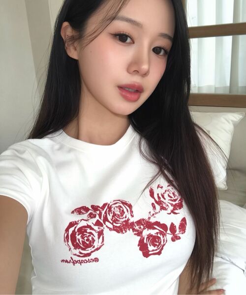 ESCAPEFROM(エスケープフロム)の「ライイングローズプリントスリムフィット半袖Tシャツアイボリー(Tシャツ/カットソー・レディース・その他・MEDIUM/LARGE)」の4枚目の写真