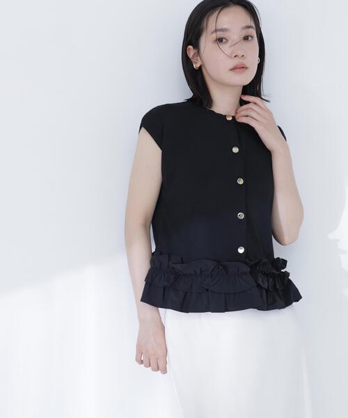 NATURAL BEAUTY BASIC(ナチュラルビューティーベーシック)の「フリルドッキングニットジレ(ベスト・レディース・ブラック/グレー系その他/オフホワイト・フリ-)」の1枚目の写真