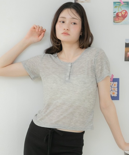 HEILIS(ヘイリス)の「シアーリブヘンリー半袖カットソー / シアートップス 半袖カットソー ヘンリーネック リブトップス コンパクトトップス レイヤード 韓国 カジュアル フェミニン 春服 夏服 秋服 ブラック オフホワイト グレー ブルー ピンク レッド 黒 白 灰色 青 赤(Tシャツ/カットソー・レディース・ブルー/ブラック/レッド/オフホワイト/グレー/ピンク・FREE)」の4枚目の写真