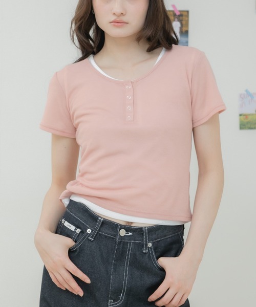 HEILIS(ヘイリス)の「シアーリブヘンリー半袖カットソー / シアートップス 半袖カットソー ヘンリーネック リブトップス コンパクトトップス レイヤード 韓国 カジュアル フェミニン 春服 夏服 秋服 ブラック オフホワイト グレー ブルー ピンク レッド 黒 白 灰色 青 赤(Tシャツ/カットソー・レディース・ブルー/ブラック/レッド/オフホワイト/グレー/ピンク・FREE)」の6枚目の写真