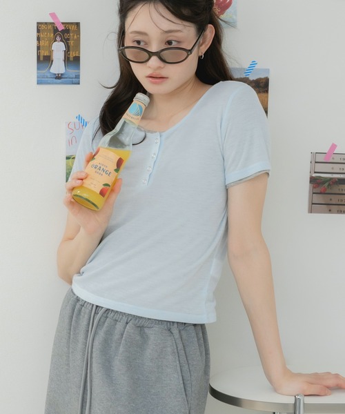 HEILIS(ヘイリス)の「シアーリブヘンリー半袖カットソー / シアートップス 半袖カットソー ヘンリーネック リブトップス コンパクトトップス レイヤード 韓国 カジュアル フェミニン 春服 夏服 秋服 ブラック オフホワイト グレー ブルー ピンク レッド 黒 白 灰色 青 赤(Tシャツ/カットソー・レディース・ブルー/ブラック/レッド/オフホワイト/グレー/ピンク・FREE)」の5枚目の写真