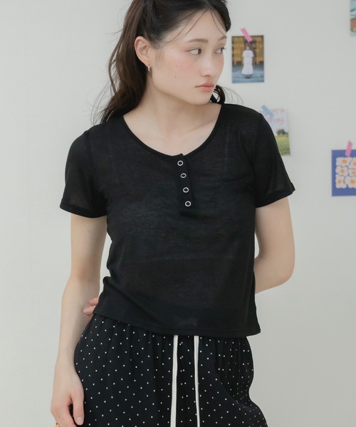 HEILIS(ヘイリス)の「シアーリブヘンリー半袖カットソー / シアートップス 半袖カットソー ヘンリーネック リブトップス コンパクトトップス レイヤード 韓国 カジュアル フェミニン 春服 夏服 秋服 ブラック オフホワイト グレー ブルー ピンク レッド 黒 白 灰色 青 赤(Tシャツ/カットソー・レディース・ブルー/ブラック/レッド/オフホワイト/グレー/ピンク・FREE)」の7枚目の写真