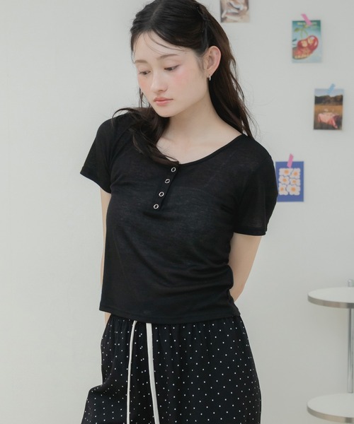 HEILIS(ヘイリス)の「シアーリブヘンリー半袖カットソー / シアートップス 半袖カットソー ヘンリーネック リブトップス コンパクトトップス レイヤード 韓国 カジュアル フェミニン 春服 夏服 秋服 ブラック オフホワイト グレー ブルー ピンク レッド 黒 白 灰色 青 赤(Tシャツ/カットソー・レディース・ブルー/ブラック/レッド/オフホワイト/グレー/ピンク・FREE)」の8枚目の写真