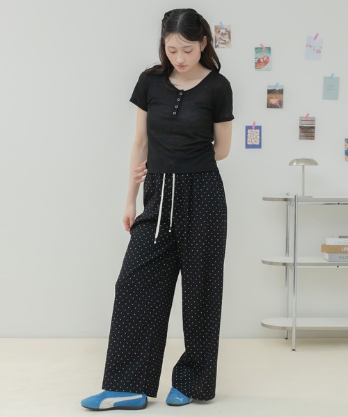 HEILIS(ヘイリス)の「シアーリブヘンリー半袖カットソー / シアートップス 半袖カットソー ヘンリーネック リブトップス コンパクトトップス レイヤード 韓国 カジュアル フェミニン 春服 夏服 秋服 ブラック オフホワイト グレー ブルー ピンク レッド 黒 白 灰色 青 赤(Tシャツ/カットソー・レディース・ブルー/ブラック/レッド/オフホワイト/グレー/ピンク・FREE)」の12枚目の写真