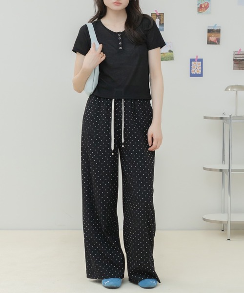 HEILIS(ヘイリス)の「シアーリブヘンリー半袖カットソー / シアートップス 半袖カットソー ヘンリーネック リブトップス コンパクトトップス レイヤード 韓国 カジュアル フェミニン 春服 夏服 秋服 ブラック オフホワイト グレー ブルー ピンク レッド 黒 白 灰色 青 赤(Tシャツ/カットソー・レディース・ブルー/ブラック/レッド/オフホワイト/グレー/ピンク・FREE)」の15枚目の写真