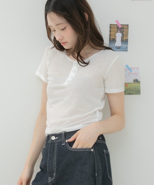 HEILIS(ヘイリス)の「シアーリブヘンリー半袖カットソー / シアートップス 半袖カットソー ヘンリーネック リブトップス コンパクトトップス レイヤード 韓国 カジュアル フェミニン 春服 夏服 秋服 ブラック オフホワイト グレー ブルー ピンク レッド 黒 白 灰色 青 赤(Tシャツ/カットソー・レディース・ブルー/ブラック/レッド/オフホワイト/グレー/ピンク・FREE)」の17枚目の写真
