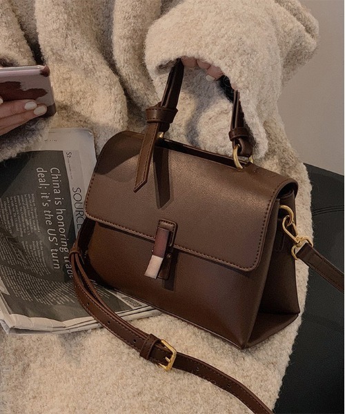 NiiNa(ニーナ)の「【高品質牛革】2wayウッドバックルレトロバッグ(ショルダーバッグ・レディース・モカ・FREE)」の1枚目の写真