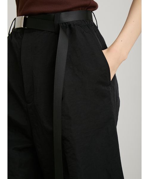 MIESROHE(ミースロエ)の「撥水ガチャベルト付きハーフパンツ(その他パンツ・レディース・ホワイト/カーキ/ブラック・1/0)」の9枚目の写真