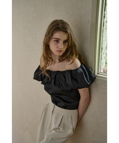 ERADIE(エラディエ)の「Satin Cape Top サテンケープTOP(シャツ/ブラウス・レディース・ベージュ/ホワイト/ブラック・FREE)」の3枚目の写真