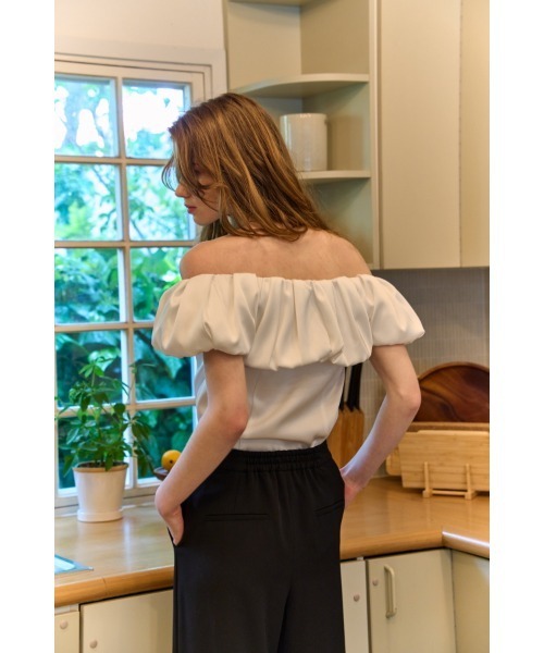 ERADIE(エラディエ)の「Satin Cape Top サテンケープTOP(シャツ/ブラウス・レディース・ベージュ/ホワイト/ブラック・FREE)」の6枚目の写真