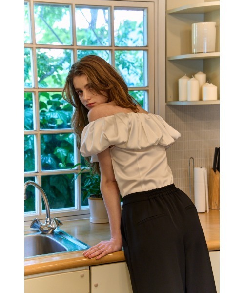 ERADIE(エラディエ)の「Satin Cape Top サテンケープTOP(シャツ/ブラウス・レディース・ベージュ/ホワイト/ブラック・FREE)」の8枚目の写真