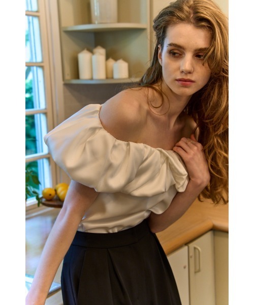 ERADIE(エラディエ)の「Satin Cape Top サテンケープTOP(シャツ/ブラウス・レディース・ベージュ/ホワイト/ブラック・FREE)」の10枚目の写真