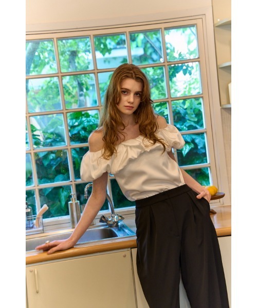 ERADIE(エラディエ)の「Satin Cape Top サテンケープTOP(シャツ/ブラウス・レディース・ベージュ/ホワイト/ブラック・FREE)」の7枚目の写真