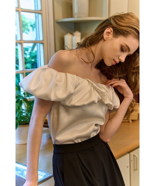 ERADIE(エラディエ)の「Satin Cape Top サテンケープTOP(シャツ/ブラウス・レディース・ベージュ/ホワイト/ブラック・FREE)」の13枚目の写真