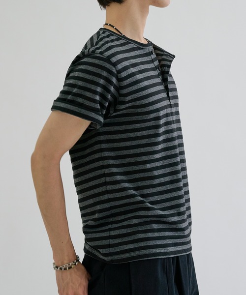 EPNK(イーピーエヌケー)の「Border henly neck tee / ボーダーヘンリーネックT(Tシャツ/カットソー・メンズ・オフホワイト/ブラック・SMALL/MEDIUM/LARGE)」の9枚目の写真
