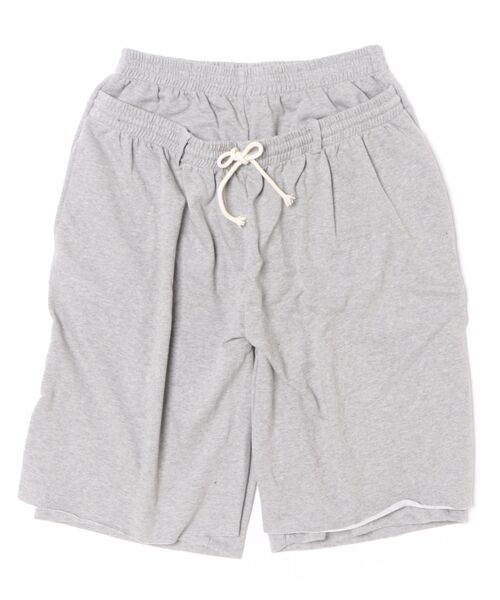 Never mind the XU / Chikashitsu+(ネバーマインド ザ エックスユー / チカシツプラス)の「【nmtc+】Double Waist Bermuda Pants / 【エヌエムティーシープラス】レイヤード風バミューダスウェットハーフパンツ(スウェットパンツ・メンズ・グレー/ブラック・ONE SIZE)」の1枚目の写真