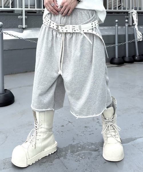 Never mind the XU / Chikashitsu+（ネバーマインド ザ エックスユー / チカシツプラス）の「【nmtc+】Double Waist Bermuda Pants / 【エヌエムティーシープラス】レイヤード風バミューダスウェットハーフパンツ（スウェットパンツ・メンズ・グレー/ブラック・ONE SIZE）」の2枚目の写真