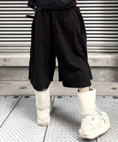 Never mind the XU / Chikashitsu+（ネバーマインド ザ エックスユー / チカシツプラス）の「【nmtc+】Double Waist Bermuda Pants / 【エヌエムティーシープラス】レイヤード風バミューダスウェットハーフパンツ（スウェットパンツ・メンズ・グレー/ブラック・ONE SIZE）」の3枚目の写真