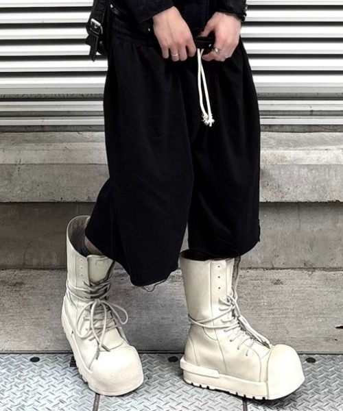 Never mind the XU / Chikashitsu+（ネバーマインド ザ エックスユー / チカシツプラス）の「【nmtc+】Double Waist Bermuda Pants / 【エヌエムティーシープラス】レイヤード風バミューダスウェットハーフパンツ（スウェットパンツ・メンズ・グレー/ブラック・ONE SIZE）」の11枚目の写真