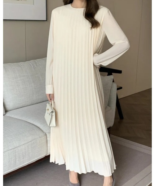 BIRTHDAY BASH（バースデイバッシュ）の「CREW NECK LONG PLEATS DRESS（クリューネックロングプリーツドレス）（ワンピース・レディース・ホワイト系その他/ブラック・MEDIUM/SMALL）」の4枚目の写真