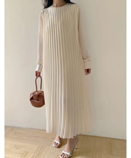 BIRTHDAY BASH（バースデイバッシュ）の「CREW NECK LONG PLEATS DRESS（クリューネックロングプリーツドレス）（ワンピース・レディース・ホワイト系その他/ブラック・MEDIUM/SMALL）」の5枚目の写真