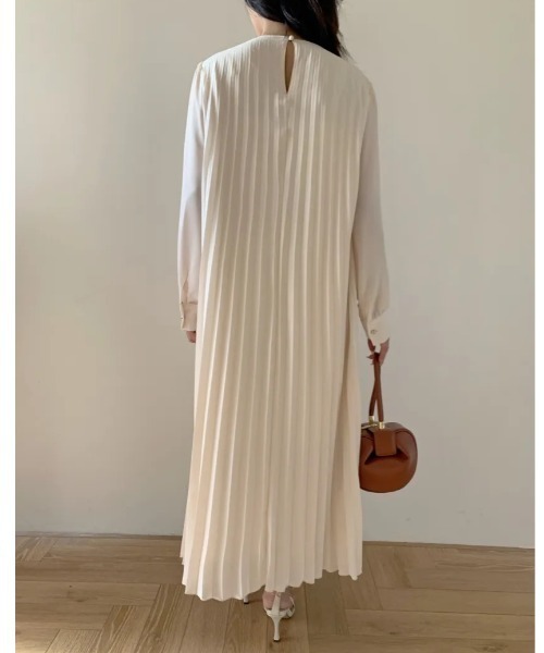 BIRTHDAY BASH（バースデイバッシュ）の「CREW NECK LONG PLEATS DRESS（クリューネックロングプリーツドレス）（ワンピース・レディース・ホワイト系その他/ブラック・MEDIUM/SMALL）」の7枚目の写真