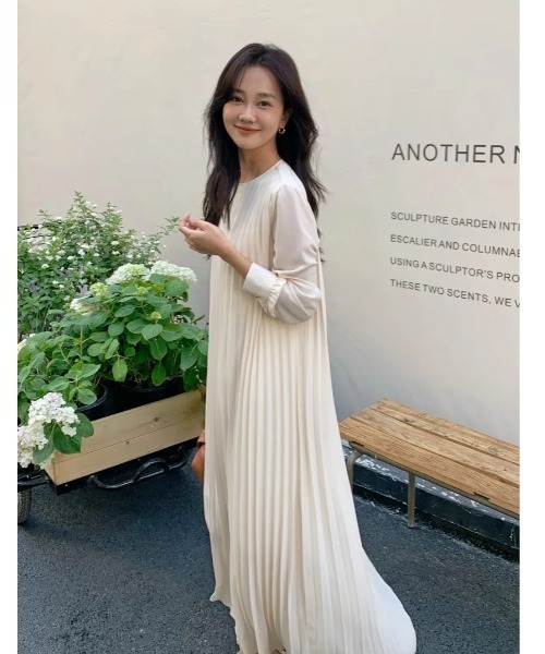 BIRTHDAY BASH（バースデイバッシュ）の「CREW NECK LONG PLEATS DRESS（クリューネックロングプリーツドレス）（ワンピース・レディース・ホワイト系その他/ブラック・MEDIUM/SMALL）」の3枚目の写真