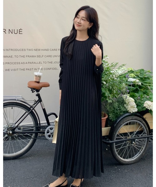 BIRTHDAY BASH（バースデイバッシュ）の「CREW NECK LONG PLEATS DRESS（クリューネックロングプリーツドレス）（ワンピース・レディース・ホワイト系その他/ブラック・MEDIUM/SMALL）」の17枚目の写真