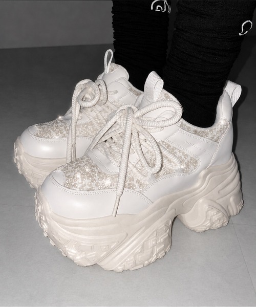 me+em select(ミームセレクト)の「【 +10.5cm盛れ 】スパンコールレースアップ厚底スニーカー / +10.5cm spangle lace-up platform sneakers(スニーカー・レディース・アイボリー/ブラック・37/38/39/40)」の2枚目の写真