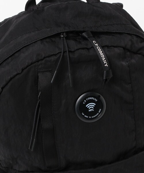 C.P. COMPANY(シーピーカンパニー)の「C.P. Company / Nylon B Lens Backpack(バックパック/リュック・メンズ・ブラック・ONE SIZE)」の4枚目の写真