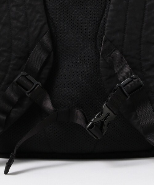 C.P. COMPANY(シーピーカンパニー)の「C.P. Company / Nylon B Lens Backpack(バックパック/リュック・メンズ・ブラック・ONE SIZE)」の5枚目の写真
