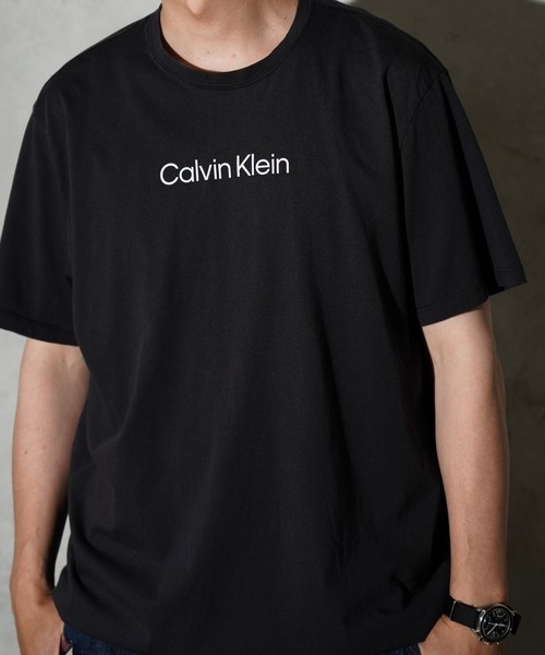 THRIFTY LOOK（スリフティールック）の「Calvin Klein カルバンクライン / PRINTED LOGO TEE ロゴTシャツ（Tシャツ/カットソー・メンズ・ブラック系1/ブラック・MEDIUM/SMALL/X-LARGE/LARGE）」の5枚目の写真