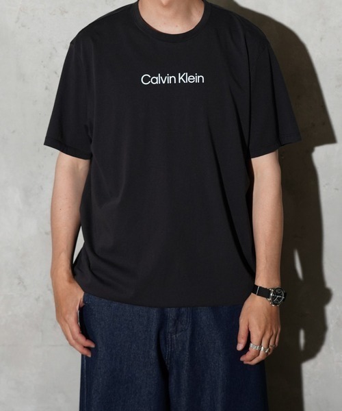 THRIFTY LOOK（スリフティールック）の「Calvin Klein カルバンクライン / PRINTED LOGO TEE ロゴTシャツ（Tシャツ/カットソー・メンズ・ブラック系1/ブラック・MEDIUM/SMALL/X-LARGE/LARGE）」の4枚目の写真