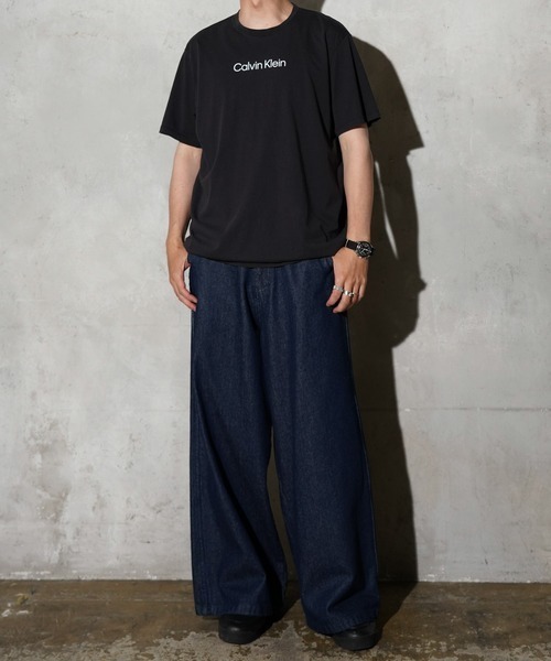 THRIFTY LOOK（スリフティールック）の「Calvin Klein カルバンクライン / PRINTED LOGO TEE ロゴTシャツ（Tシャツ/カットソー・メンズ・ブラック系1/ブラック・MEDIUM/SMALL/X-LARGE/LARGE）」の3枚目の写真
