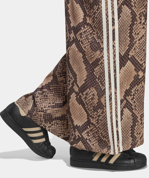 adidas（アディダス）の「サテン スネーク プリント ワイド レッグ トラックパンツ / アディダスオリジナルス adidas Originals（その他パンツ・レディース・ベージュ・XX-LARGE/3XL/LARGE/MEDIUM/SMALL/X-LARGE）」の11枚目の写真