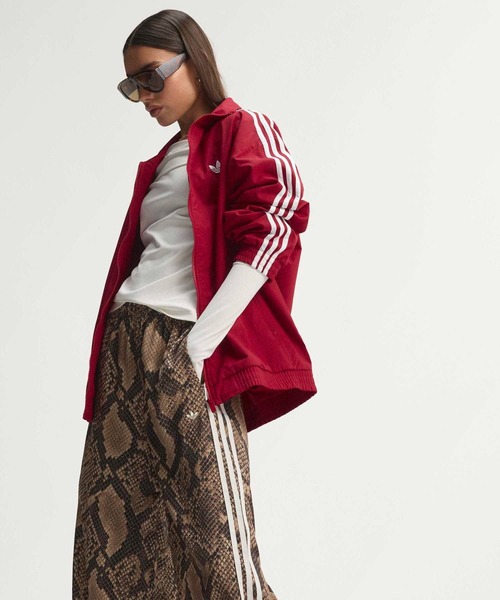 adidas（アディダス）の「サテン スネーク プリント ワイド レッグ トラックパンツ / アディダスオリジナルス adidas Originals（その他パンツ・レディース・ベージュ・XX-LARGE/3XL/LARGE/MEDIUM/SMALL/X-LARGE）」の2枚目の写真