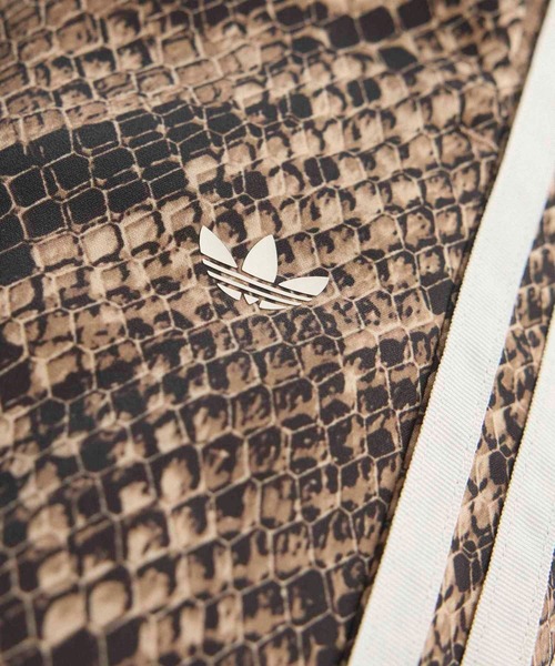 adidas（アディダス）の「サテン スネーク プリント ワイド レッグ トラックパンツ / アディダスオリジナルス adidas Originals（その他パンツ・レディース・ベージュ・XX-LARGE/3XL/LARGE/MEDIUM/SMALL/X-LARGE）」の7枚目の写真