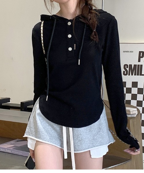 LUCPY(ラクピー)の「ヘンリーネックフードリブトップス(その他トップス・レディース・ブラック・SMALL/MEDIUM/LARGE)」の1枚目の写真