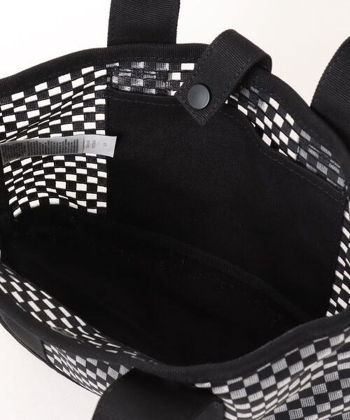 VANS（バンズ）の「メッシュ モノ トートバッグ / MESH MONO TOTE Black VN000GG3BLK1（トートバッグ・メンズ・ブラック・ONE SIZE）」の4枚目の写真