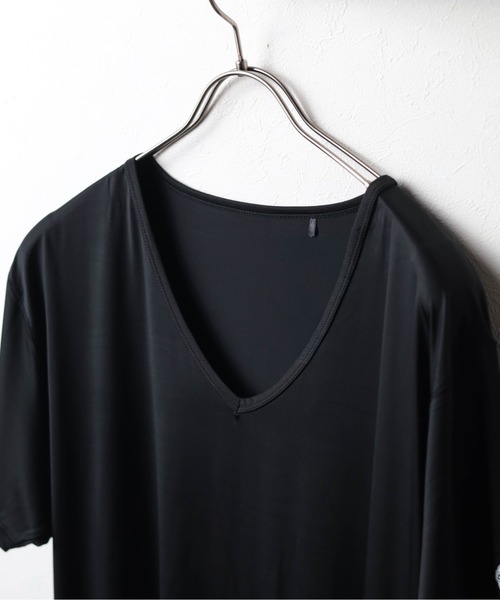 Dickies(ディッキーズ)の「【es】【Dickies】冷感インナー(Vネック)(Tシャツ/カットソー・メンズ・ブラック・MEDIUM/LARGE)」の2枚目の写真