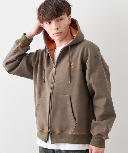 KANGOL(カンゴール)の「【KANGOL/カンゴール】別注 裏起毛 ロゴ刺繍 配色 パーカー(パーカー・メンズ・カーキ/ブラック/ネイビー/チャコールグレー/ライトグレー・L/XL/M)」の4枚目の写真