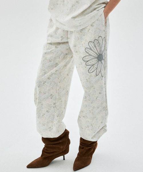 Mardi Mercredi(マルディメクルディ)の「JOGGER PANTS FLEUR FLOWER / ジョガー パンツ フルール フラワー(スウェットパンツ・レディース・ピンク/ブルー・FREE)」の1枚目の写真