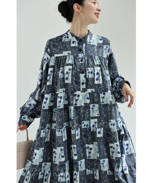 cawaii(カワイイ)の「ブルーポピーのパッチワーク風ロングワンピース(紐ベルト付き)(ワンピース・レディース・グレー・FREE)」の1枚目の写真